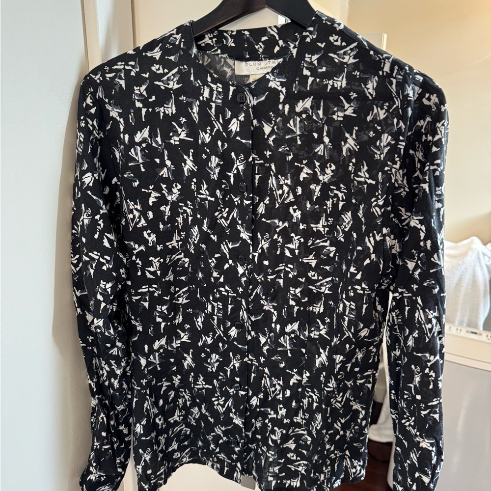 🟢PLUM TREE VINTAGE Black and White Patterned blouse. Tagged 9/10🟢